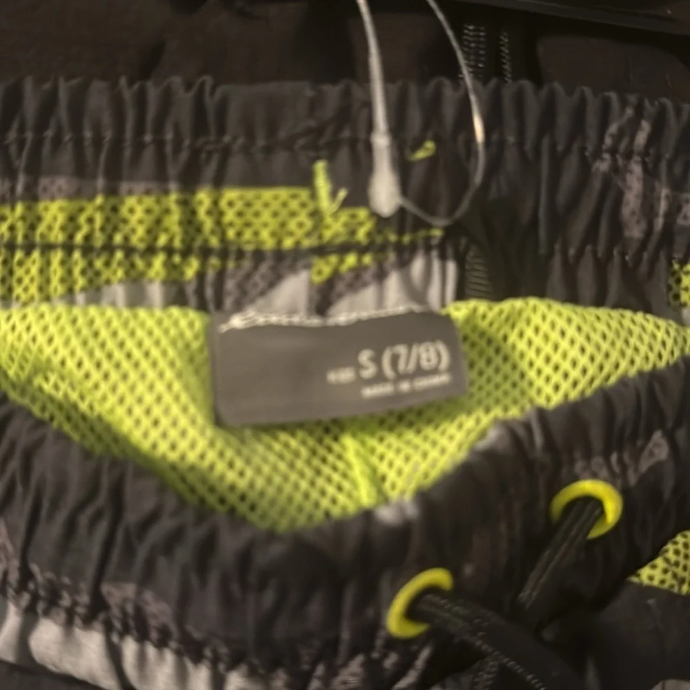 Eddie Bauer Big Boy's 2-pack Hybrid Quick Dry Mesh Lined Active Shorts Small 7/8